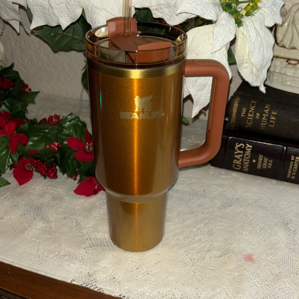 Stanley 40oz  flow state quencher Tumblr limited copper tinsel 2024 Xmas 
￼